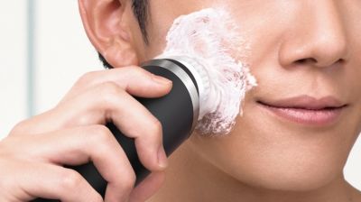 特殊ブラシが顔のあらゆる部分に簡単に届きます