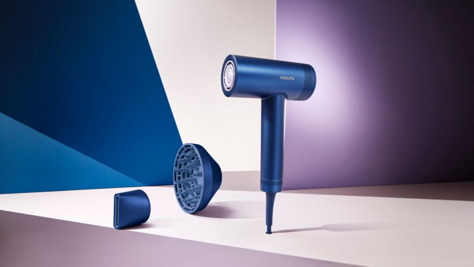 Der neue Philips Hair Dryer 8000 Serie in Blau mit seinen Aufsätzen vor einem abstrakten Hintergrund.