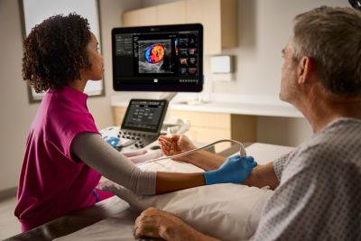 Kliniker utför vaskulärt ultraljud med Philips EPIQ-systemet
