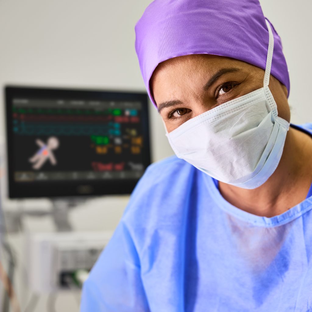 Clinician in OR with PM 6000 Series and Visual Patient Avatar