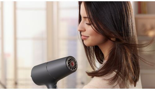 Szybkie suszenie zapewnia profesjonalne rezultaty dzięki mocy 2100 W.