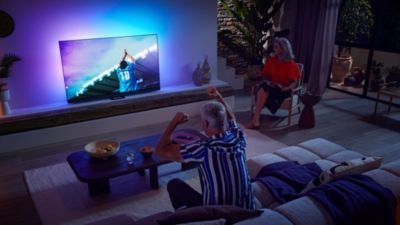 A fam&iacute;lia est&aacute; a ver o jogo com o televisor OLED