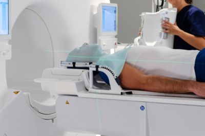 Paciente posicionado para el tratamiento de radioterapia utilizando el sistema Philips con máscara de alineación
