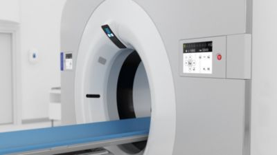임상 환경에서 갠트리와 환자 테이블을 보여주는 Spectral CT 7500 시스템