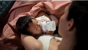 De speen laat enkel melk door als de baby actief aan het drinken is