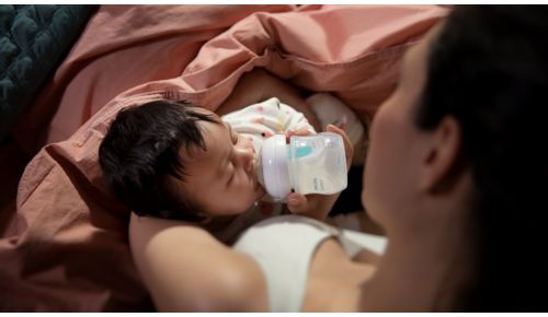 La tetina libera leche cuando el bebé succiona activamente