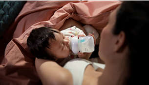 Smoczek umożliwia wypływanie mleka tylko w momencie aktywnego ssania przez niemowlę.