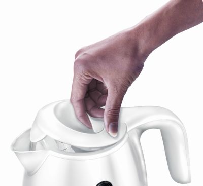 Hinged lid with large opening for easy filling and cleaning