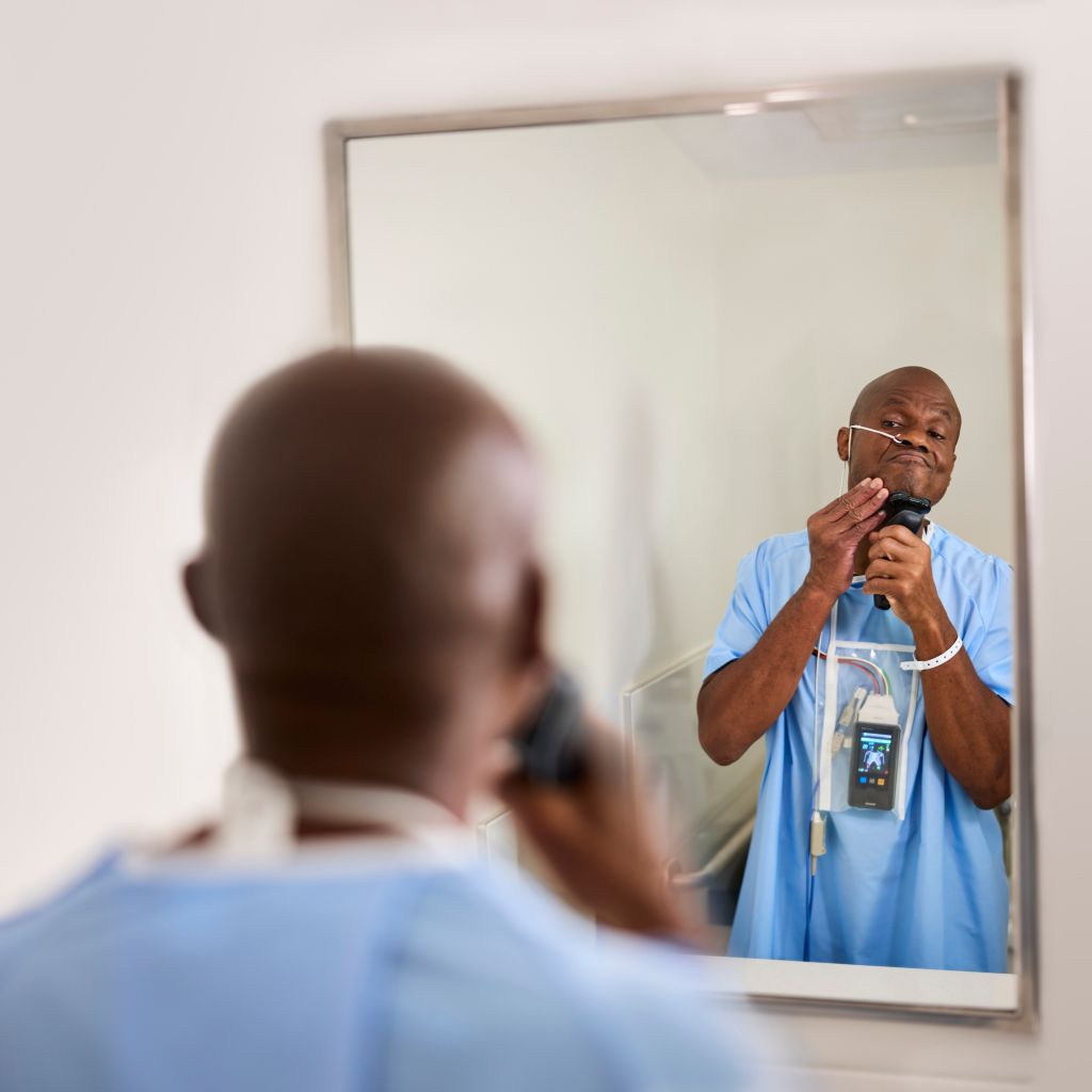 Patient shaving whilst being monitored by Intellivue MX40