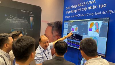 Các bác sĩ tại Bệnh viện Trung ương Quân đội 108 trải nghiệm hệ thống lưu trữ và truyền hình ảnh Philips Vue PACS