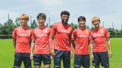 練習場でポーズをとる名古屋グランパスの選手たち