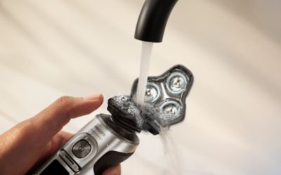 Limpieza de las cuchillas de afeitar despu&eacute;s del afeitado en mojado.