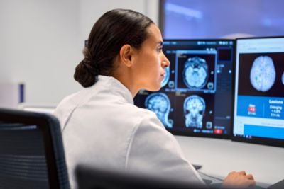 Kliniker analyserar hjärn-MR-bilder på diagnostisk arbetsstation.