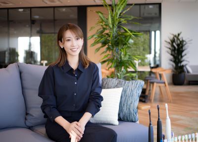 リュウ正樹とソニッケアー歯ブラシのラインナップをテーブルに並べた