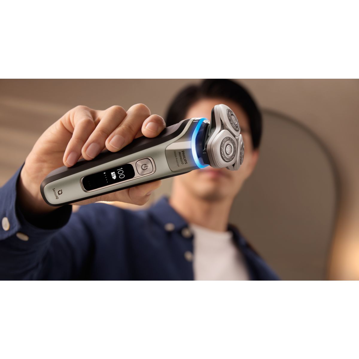 Norelco i9000 Prestige Wet&Dry Electric Shaver with SenseIQ - thumbnail 4