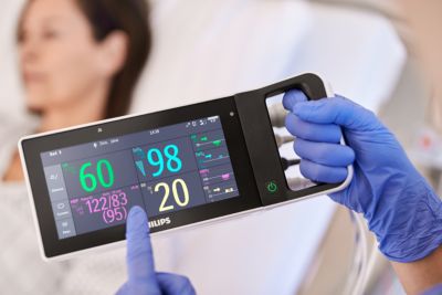 Monitor de pacientes IntelliVue con el centro de información PIC iX mostrando las constantes vitales del paciente.