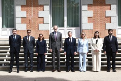 Fotografía de grupo de Su Majestad el Rey con la representación de Philips Ibérica