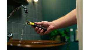 OneBlade je zcela vodotěsný, takže se snadno čistí: stačí opláchnout pod tekoucí vodou. Můžete použít jak na suché, tak i mokré holení, dokonce i ve sprše – dle vlastních preferencí. Pěnu na holení nepotřebujete.