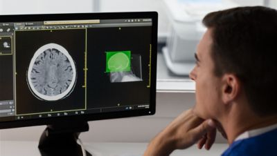 Opérateur technique Incisive CT travaillant avec un équipement d'imagerie avancé