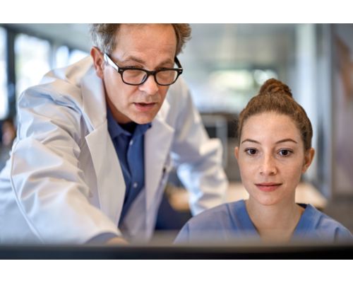 Médecins examinant des processus de travail en oncologie et en pathologie
