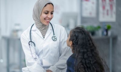 طبيب يتحدث مع مريض صغير خلال استشارة طب الأطفال