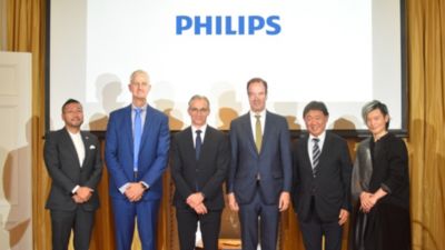 フィリップス・ジャパンの記者会見で経営陣や医療専門家と集合写真を撮る