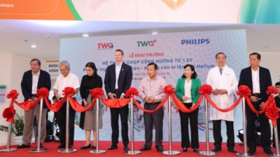 Đại diện bệnh viện TWG Long An và Philips Việt Nam cắt băng khai trương hệ thống MRI Ingenia Ambition