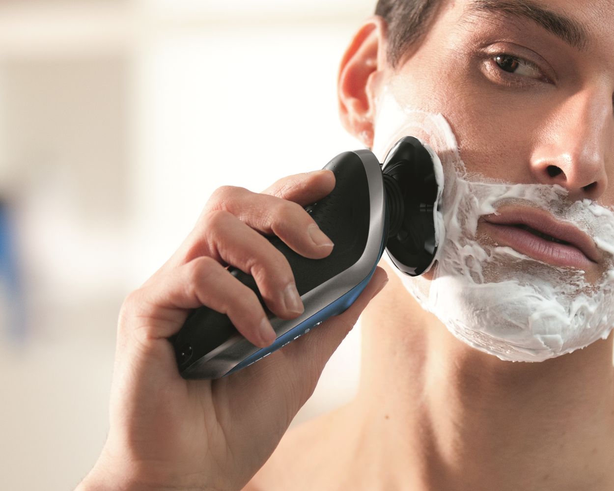 Мужик бреет. Electric Shaver. Мужчина бреется. Мужчина бреется электробритвой. Электробритва с пеной для бритья.