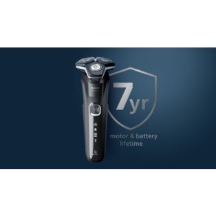 Shaver Series 5000 Wet and dry electric shaver with 2 accessories