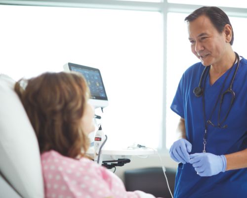 Doctor hablando con un paciente