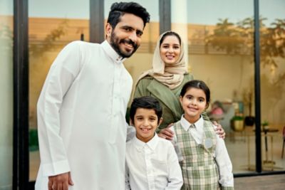 ممرضة تعتني بمريض مسن مستلقٍ على سرير في المستشفى