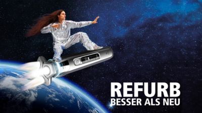 Person, die mit einem elektrischen Rasierer durch den Weltraum über der Erde fährt