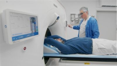 Patiënt die mri-scan ontvangt
