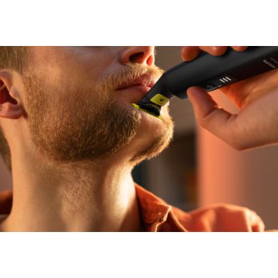 Philips OneBlade Pro 360 Hybrid Face + Body - Electric Beard Trimmer,  Shaver and Bodygroomer, 1 x 360 Blade, 1 x 14-length Comb, 1 x Body Kit, 1  x