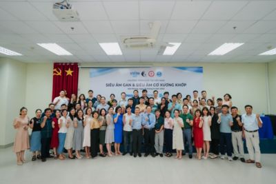 Ảnh chụp tập thể của học viên và giảng viên tại buổi hội thảo