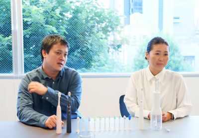 ソニッケアー歯ブラシとパワーフロッサーについて語るインタビュー参加者