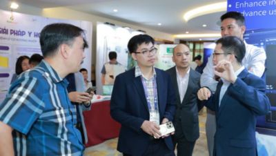 Đại biểu tìm hiểu các giải pháp tại gian hàng Philips