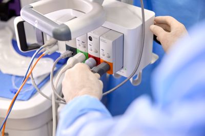 Kliniker ansluter FloTrac-tryckkabel till monitormodul