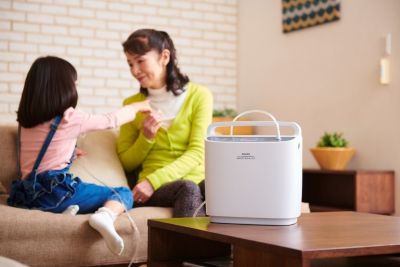 フィリップス SimplyGo コンセントレーターで自宅に座っている女性と子供