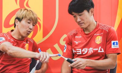 グルーミングの話し合いで一緒に笑う名古屋グランパスのチームメイト