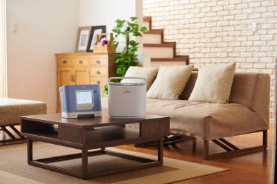 テーブル上のフィリップスSimplyGoとTrilogy人工呼吸器