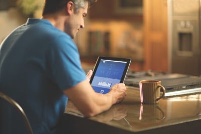 タブレットで睡眠療法のデータを確認する男性