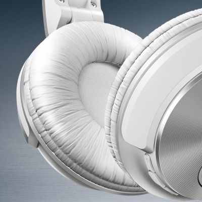 Soft ear and headband cushions ensure comfort in use