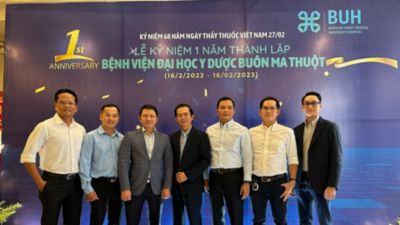 Đội ngũ Philips Việt Nam chụp ảnh lưu niệm cùng ban lãnh đạo Bệnh viện Đại học Y Dược Buôn Ma Thuột