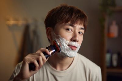 フォームを使用したフィリップスシェーバー5000Xで男性のシェービング