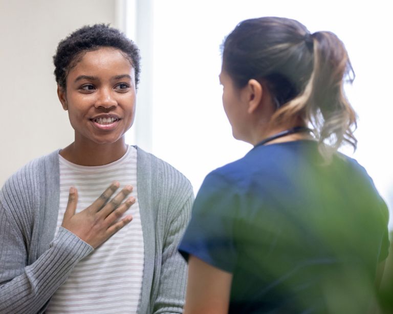 Paciente en consulta con una cardióloga.