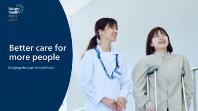 医療従事者と松葉杖をついている患者が「未来健康指数2024」日本レポートに掲載