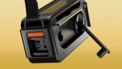 Dažādi enerģijas avoti: USB-C, saules enerģija, AAA baterijas, rokas kloķis