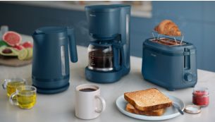Ensemble petit-déjeuner complet avec bouilloire et cafetière