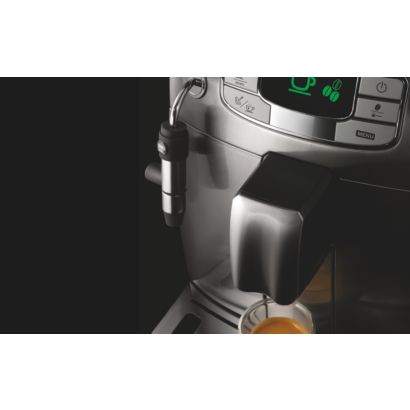 Espresso in kremasta mlečna pena s pritiskom na gumb